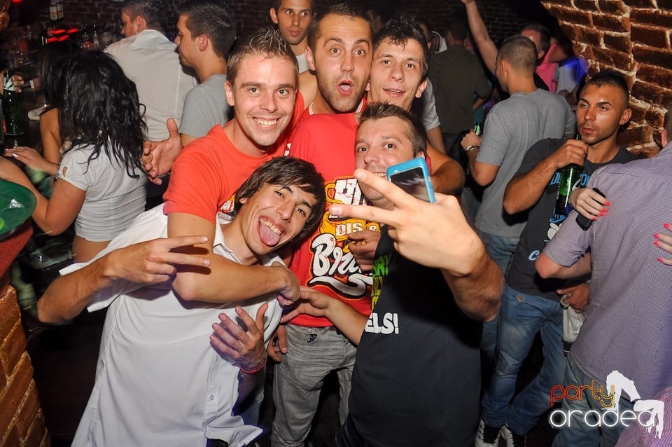 Distracţie în Club Escape,