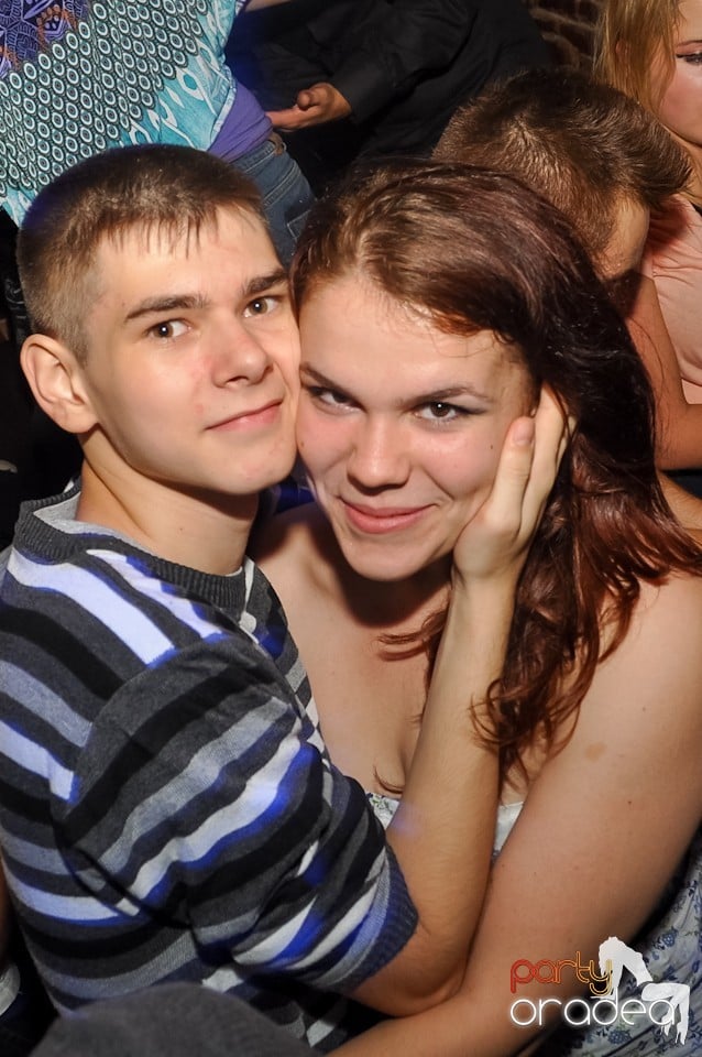 Distracţie în Club Escape,