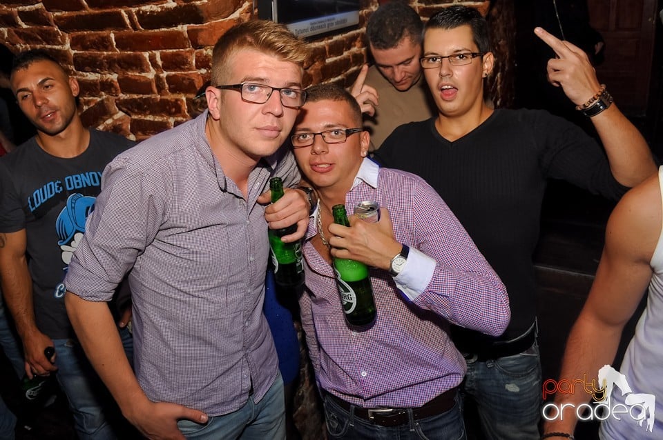Distracţie în Club Escape,