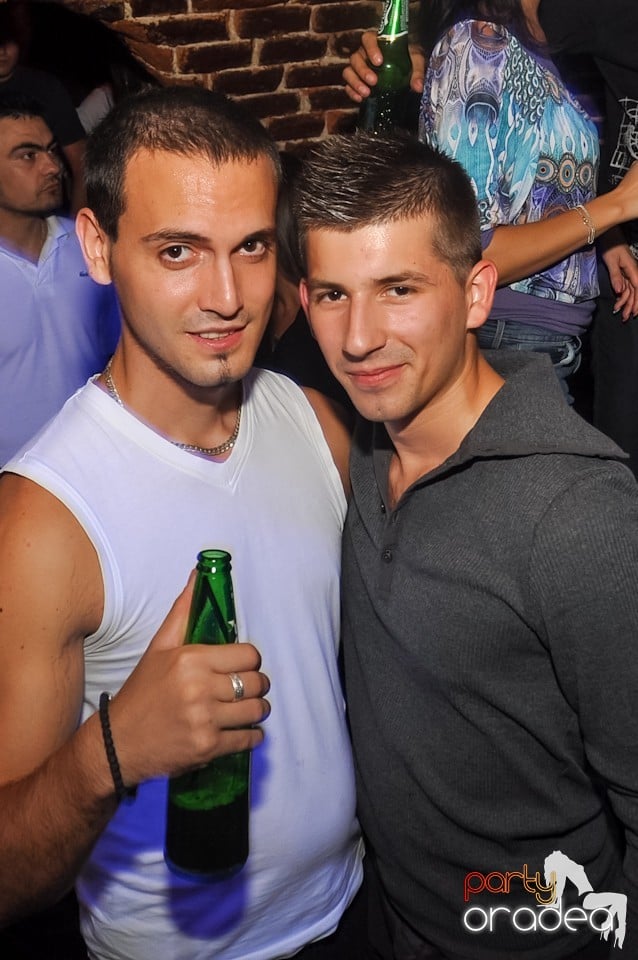 Distracţie în Club Escape,