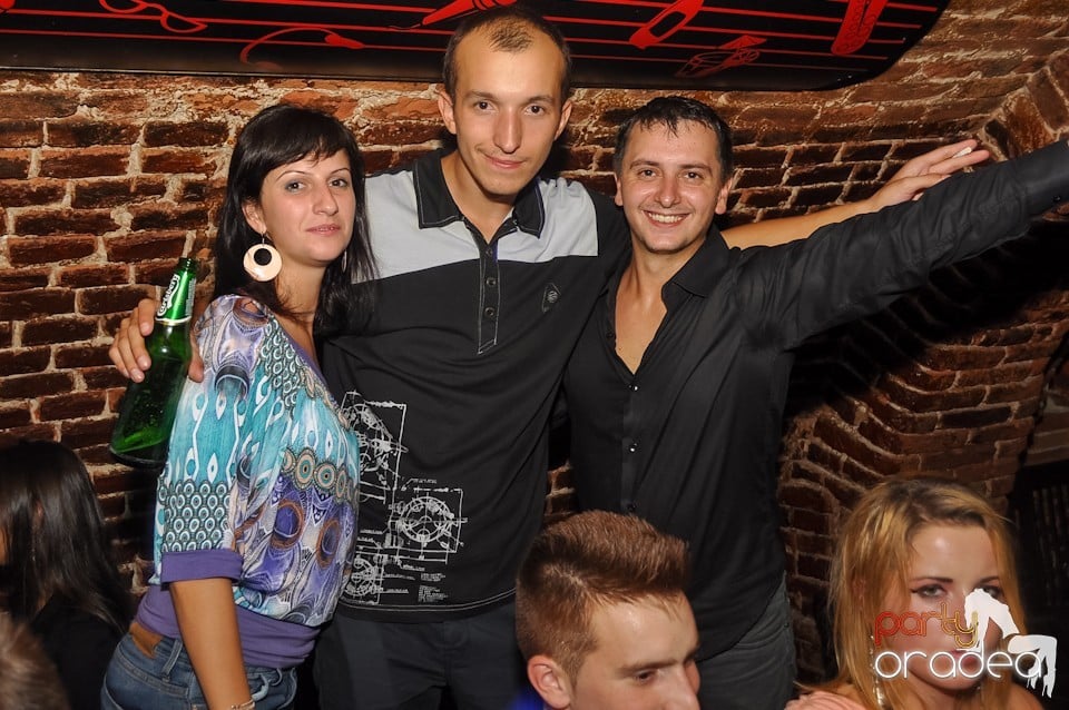 Distracţie în Club Escape,