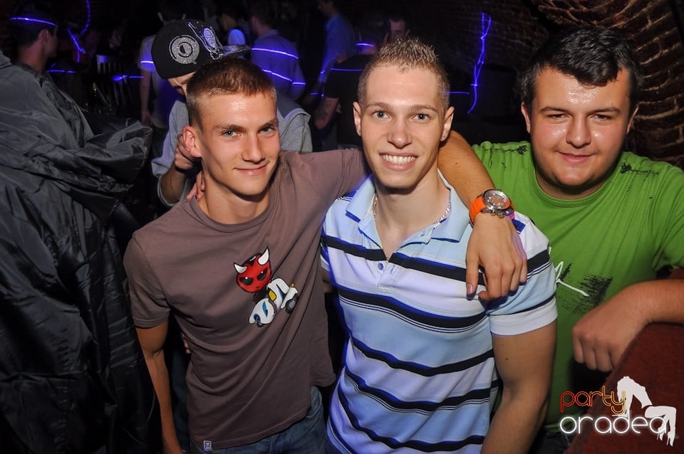Distracţie în Club Escape,