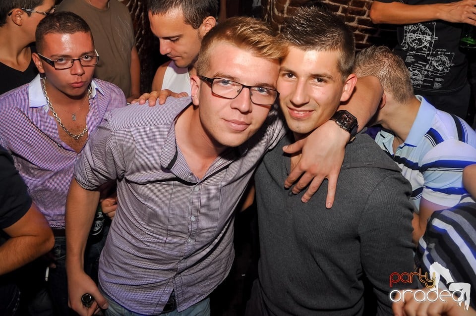 Distracţie în Club Escape,