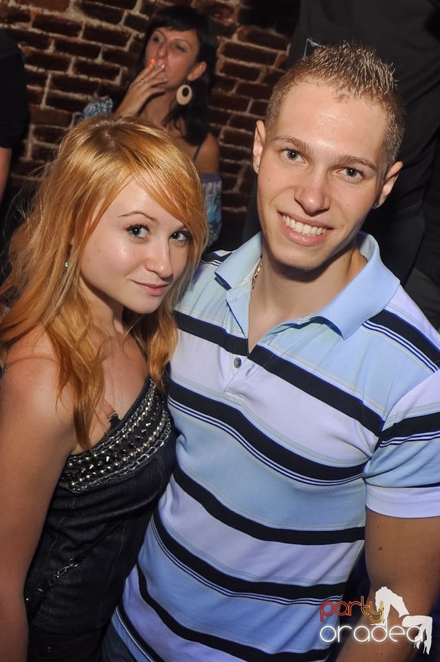 Distracţie în Club Escape,