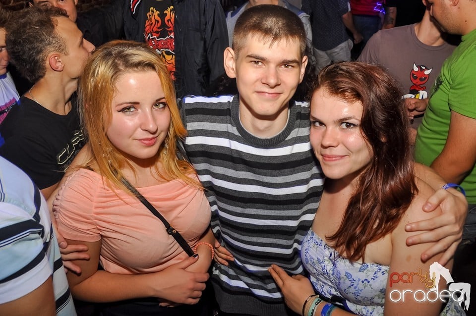 Distracţie în Club Escape,