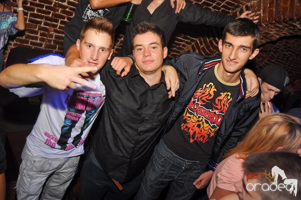 Distracţie în Club Escape,