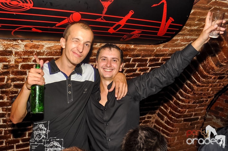 Distracţie în Club Escape,