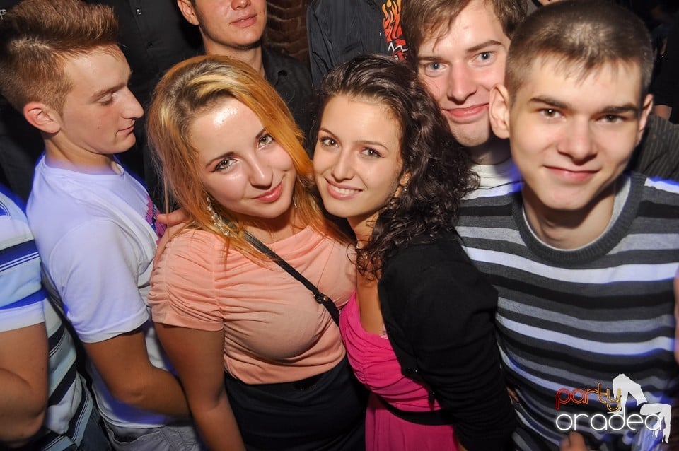 Distracţie în Club Escape,