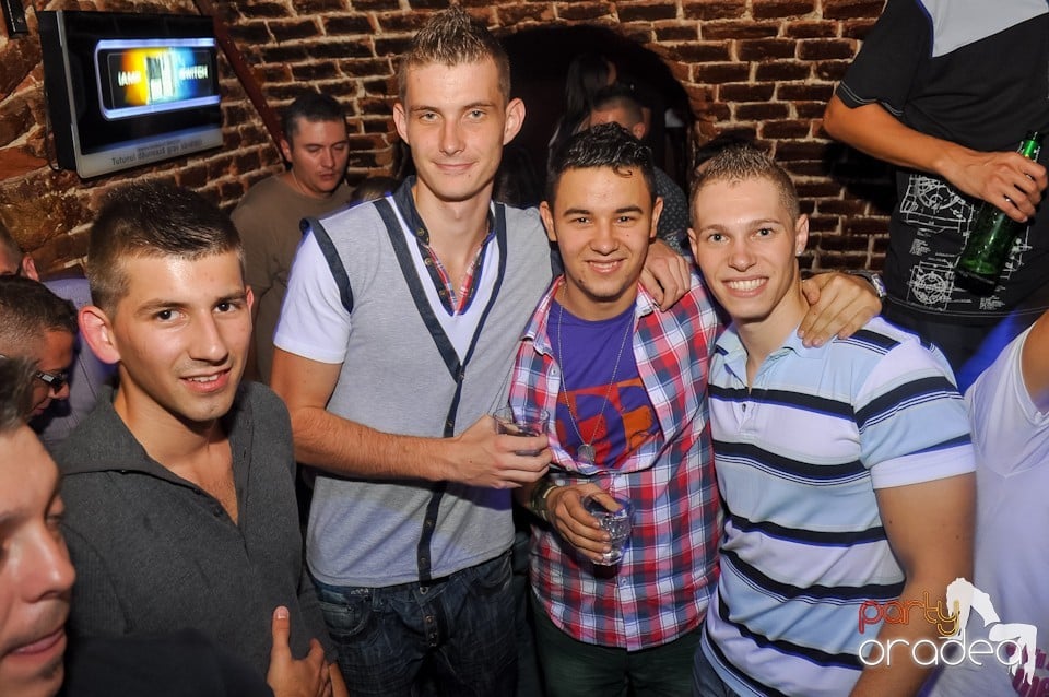 Distracţie în Club Escape,