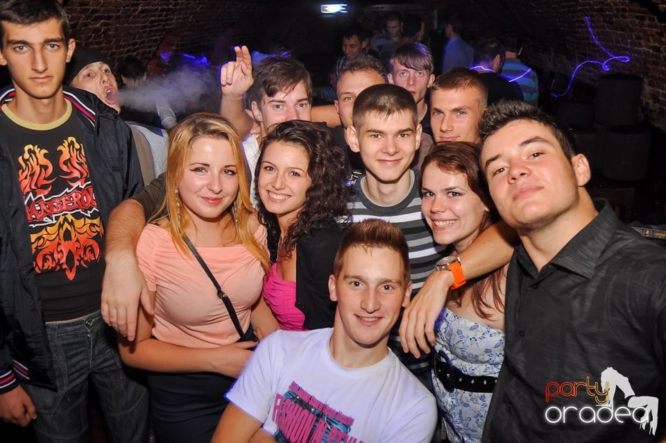 Distracţie în Club Escape,