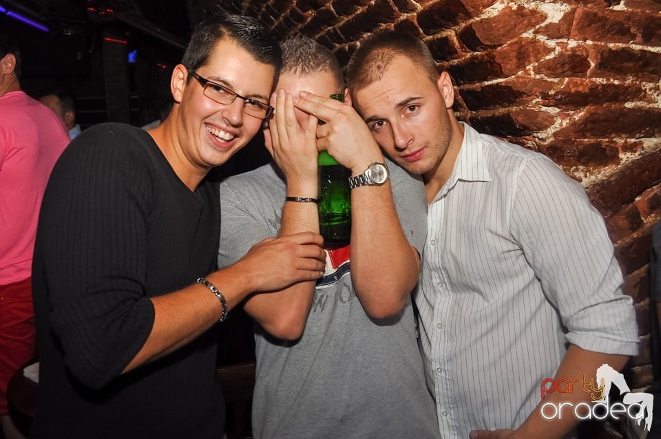 Distracţie în Club Escape,