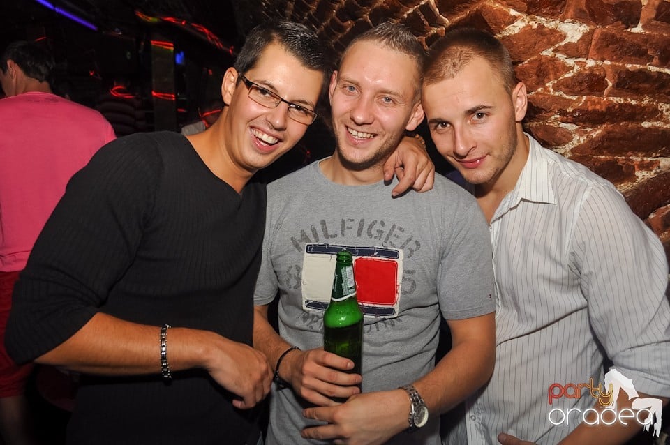 Distracţie în Club Escape,