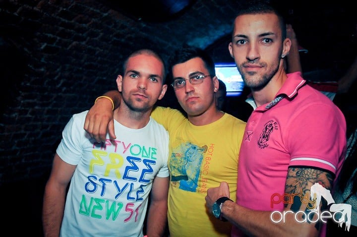 Distracţie în Club Escape, 