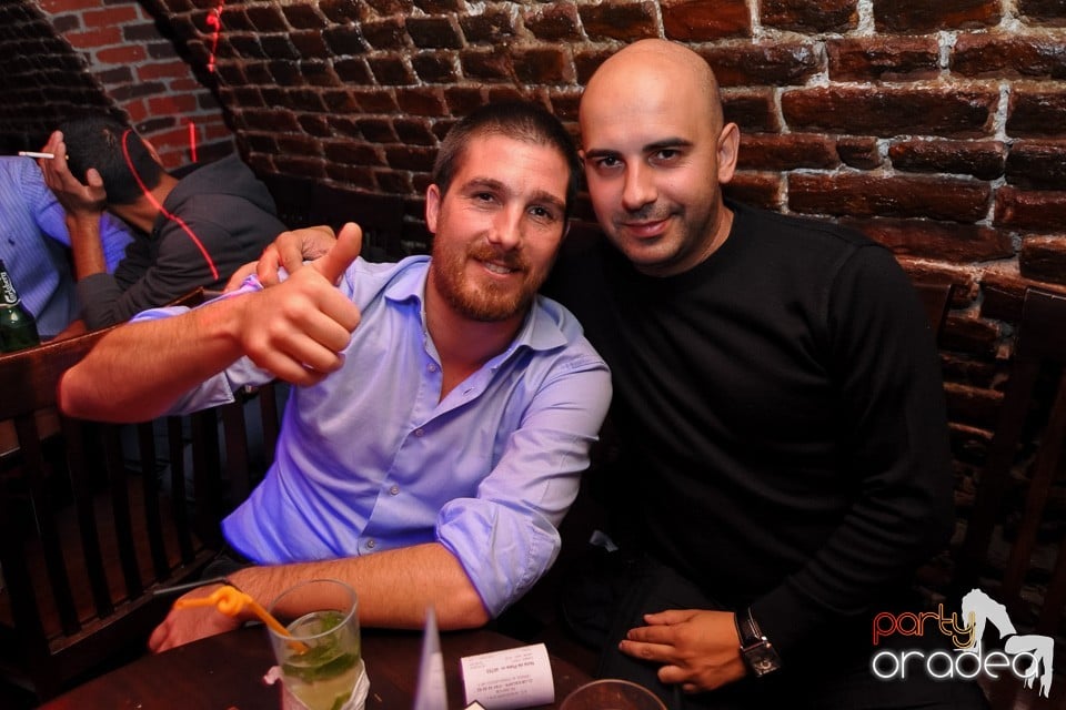 Distracţie în Club Escape, 