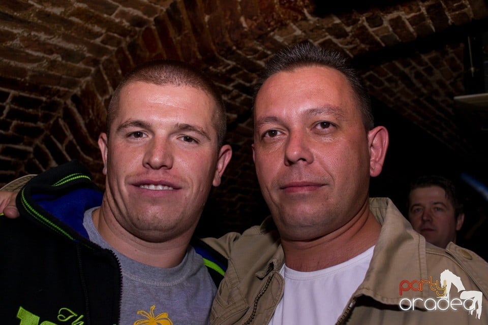 Distracţie în Club Escape, 