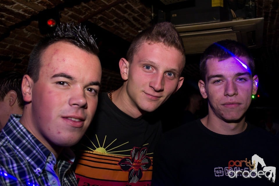 Distracţie în Club Escape, 