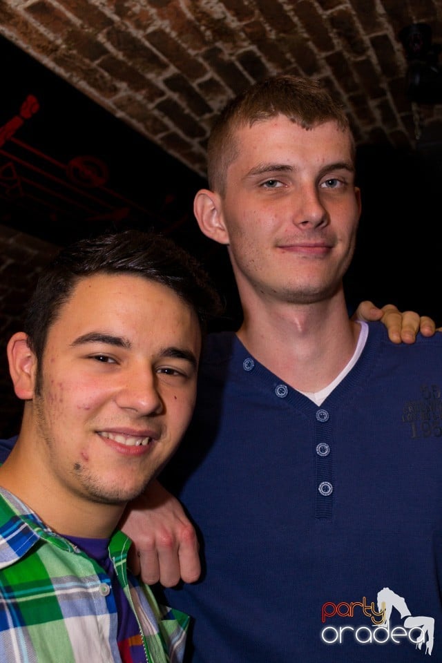 Distracţie în Club Escape, 