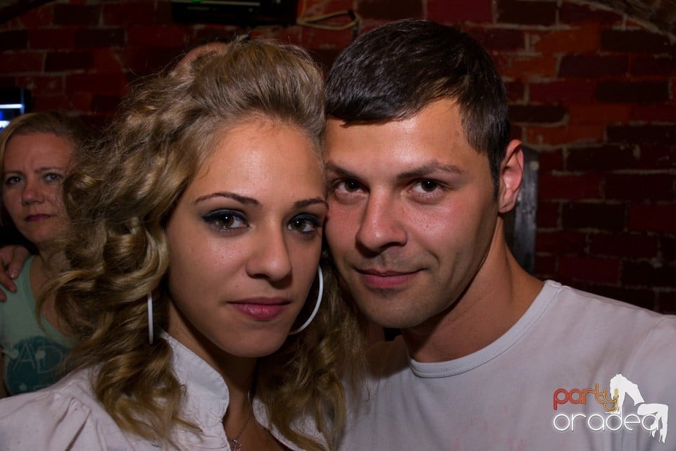 Distracţie în Club Escape, 