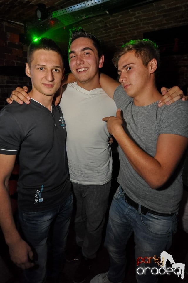 Distracţie în Club Escape, 