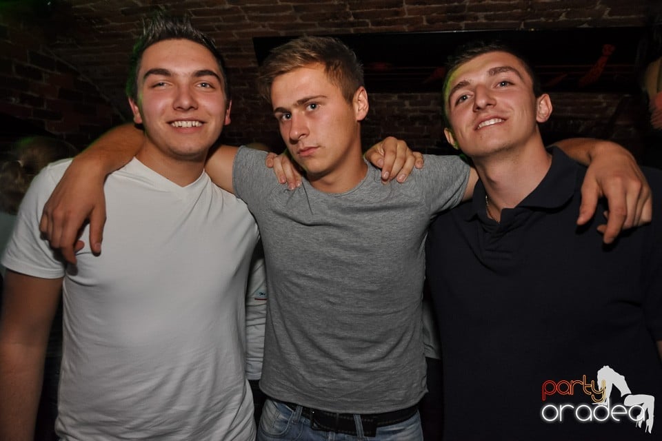 Distracţie în Club Escape, 