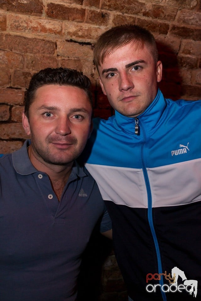 Distracţie în Club Escape, 