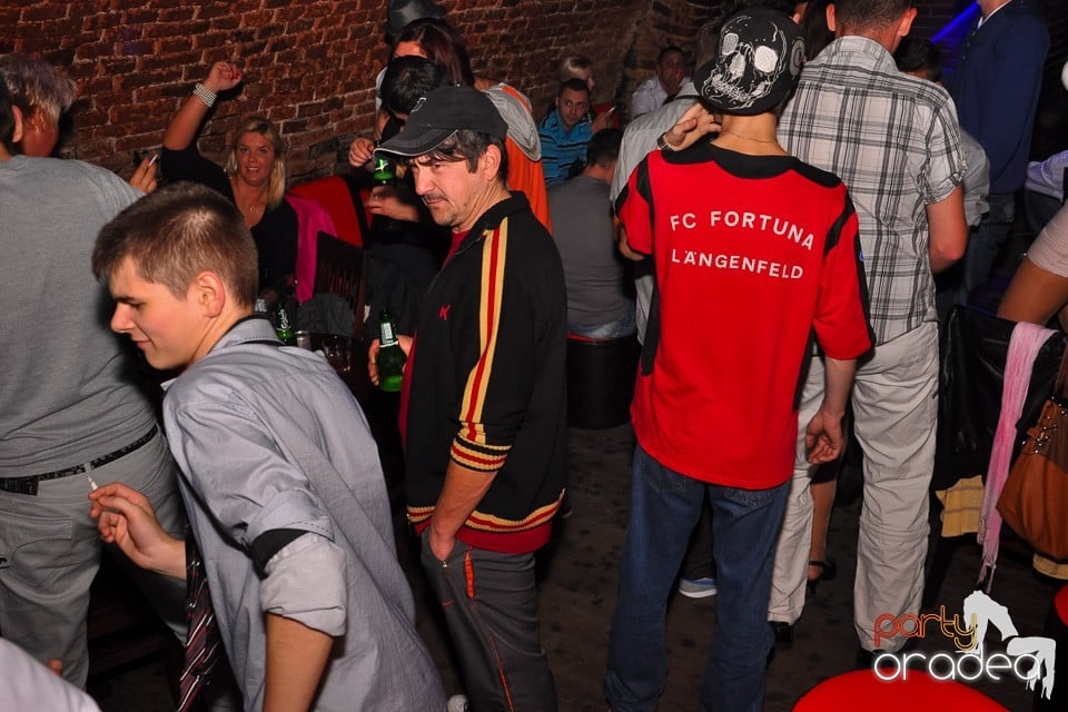 Distracţie în Club Escape, 