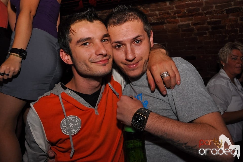 Distracţie în Club Escape, 