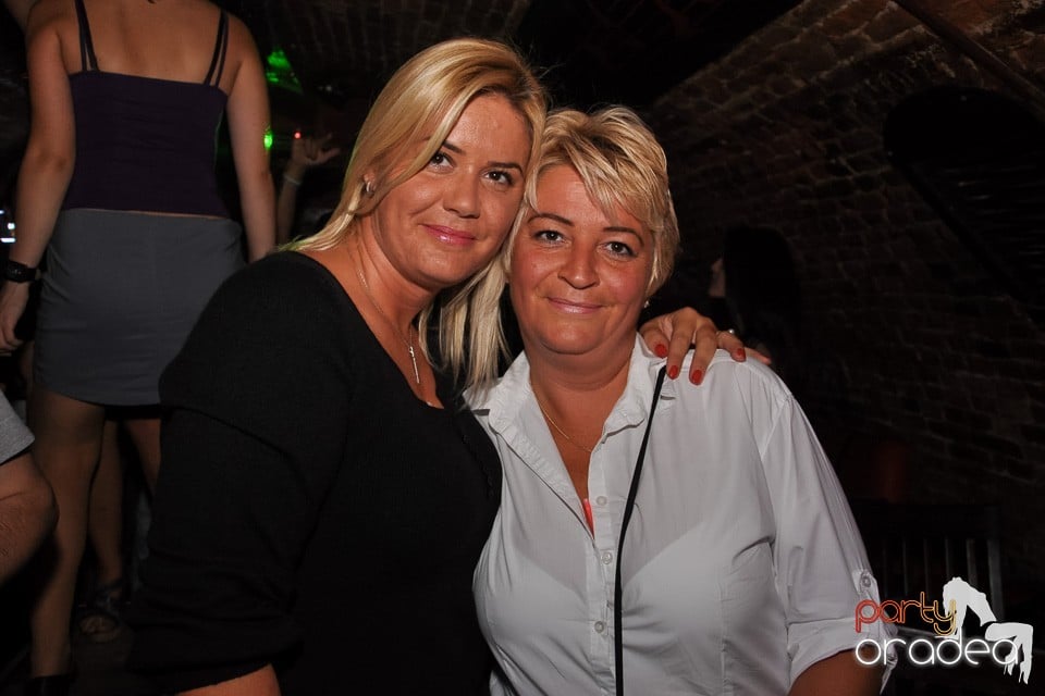 Distracţie în Club Escape, 