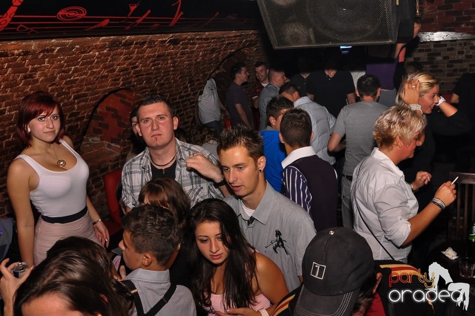 Distracţie în Club Escape, 