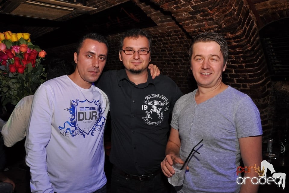 Distracţie în Club Escape, 