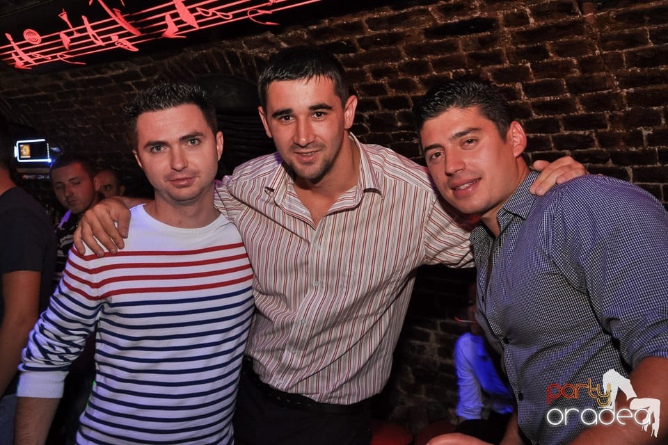 Distracţie în Club Escape, 