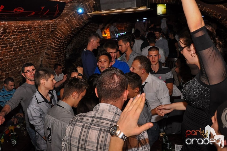 Distracţie în Club Escape, 