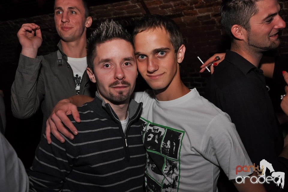 Distracţie în Club Escape, 