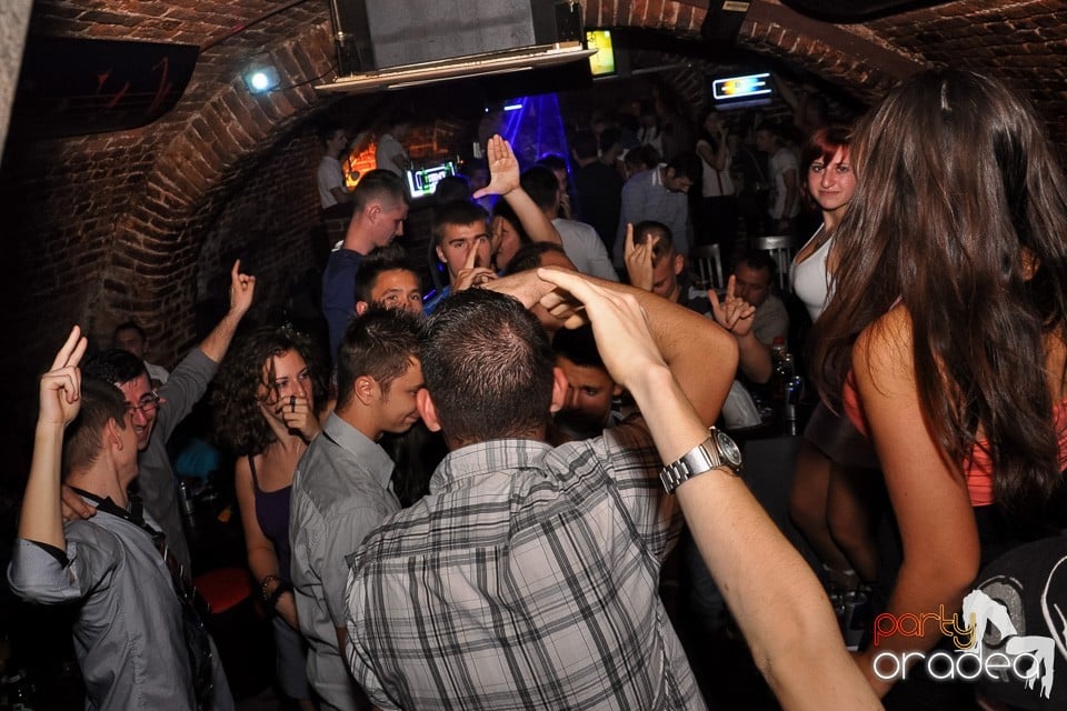 Distracţie în Club Escape, 