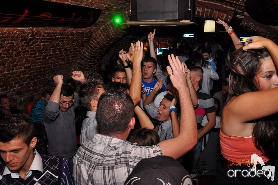 Distracţie în Club Escape, 