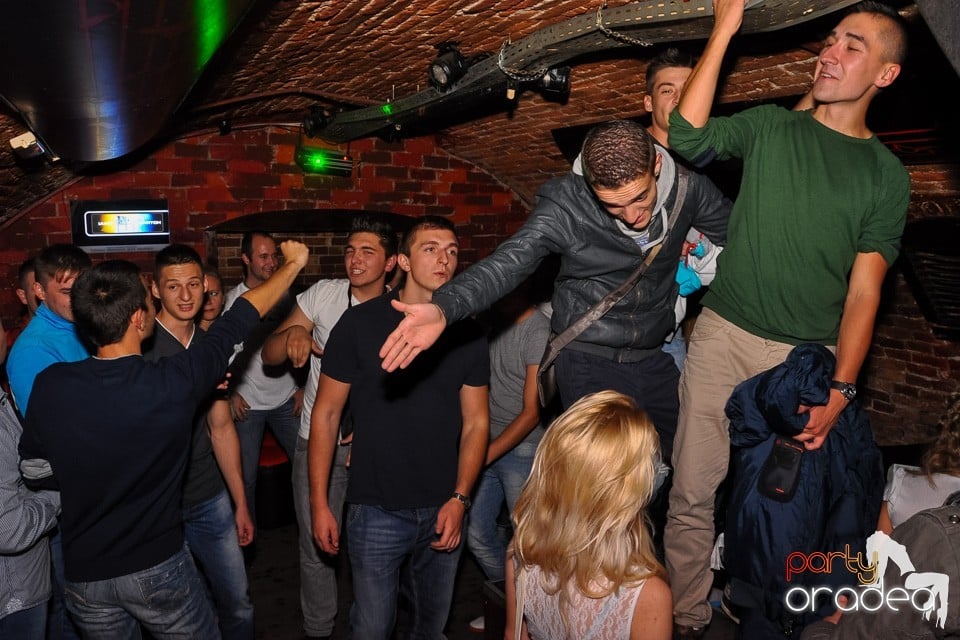 Distracţie în Club Escape, 