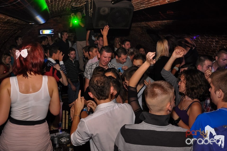 Distracţie în Club Escape, 