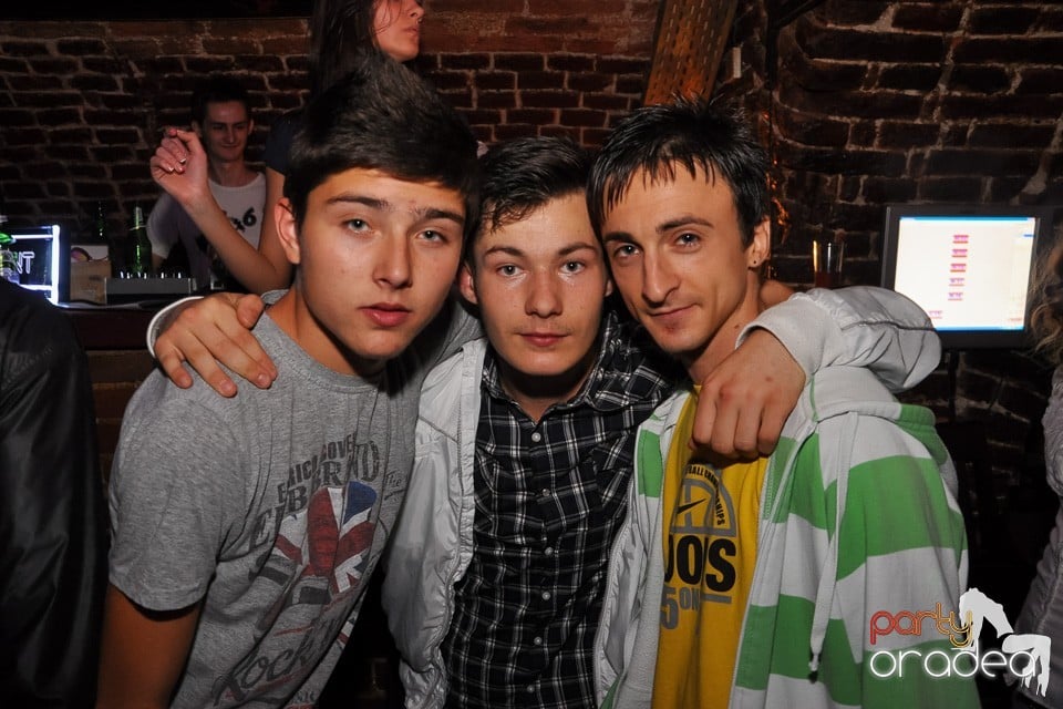 Distracţie în Club Escape, 