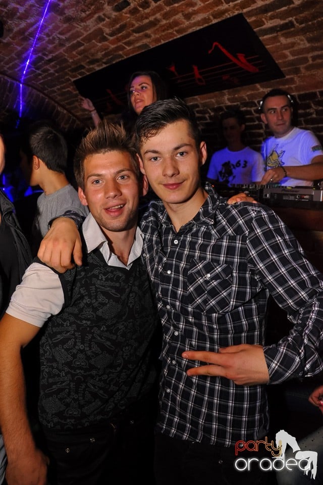 Distracţie în Club Escape, 