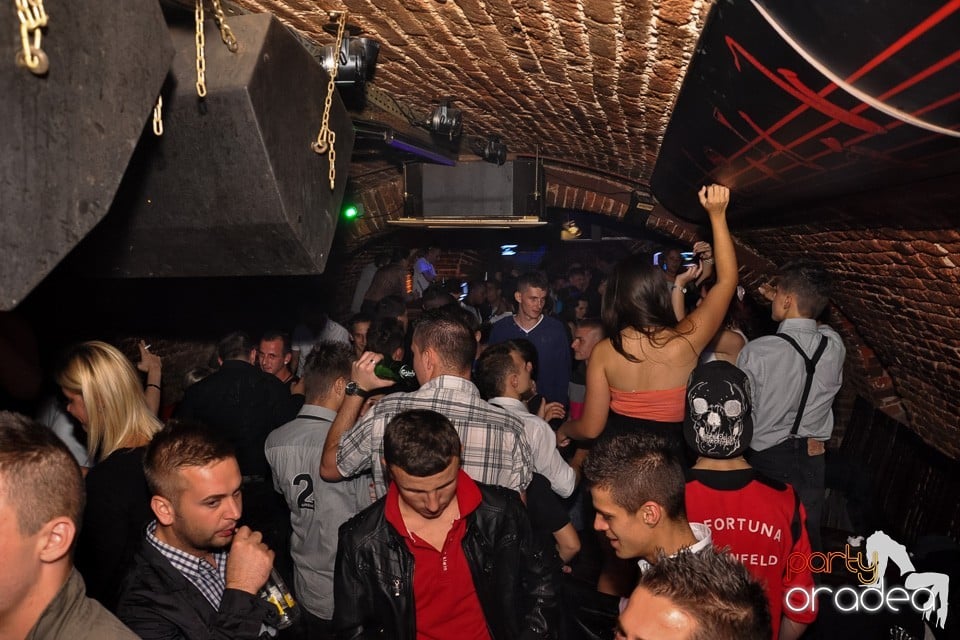 Distracţie în Club Escape, 