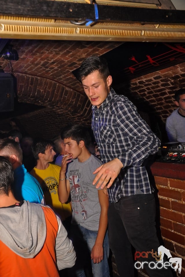 Distracţie în Club Escape, 