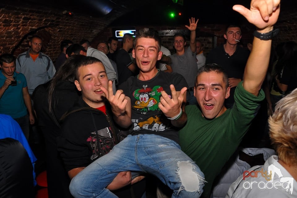 Distracţie în Club Escape, 