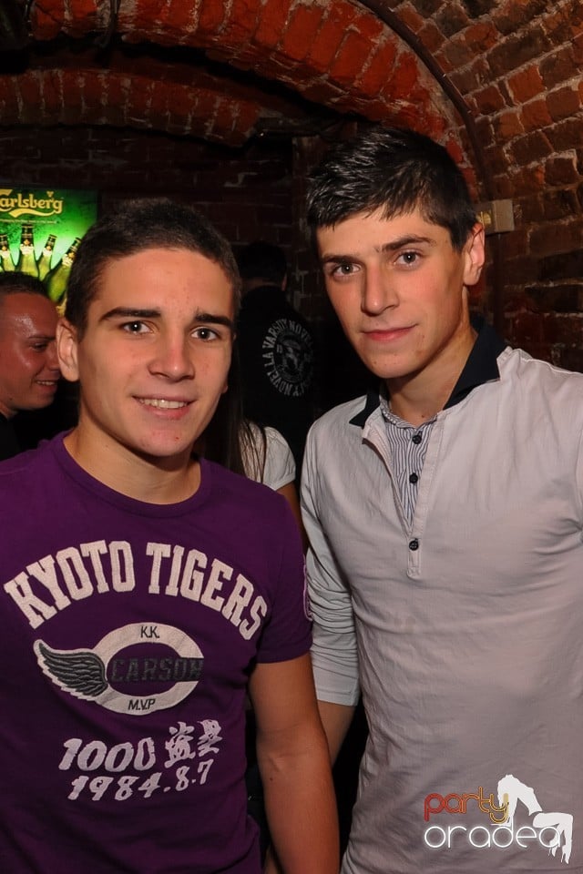 Distracţie în Club Escape, 