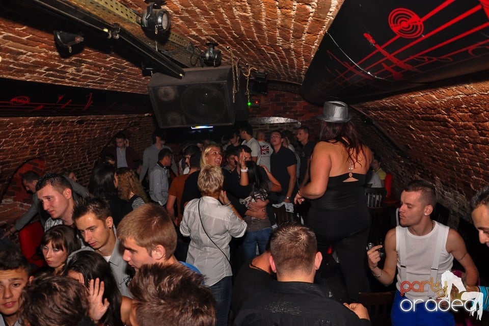 Distracţie în Club Escape, 