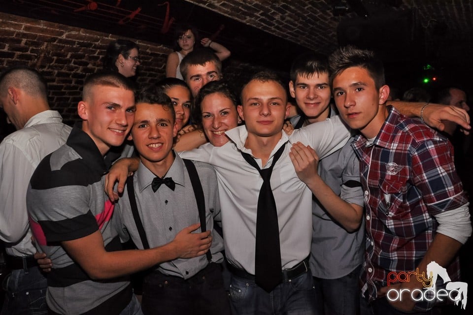 Distracţie în Club Escape, 