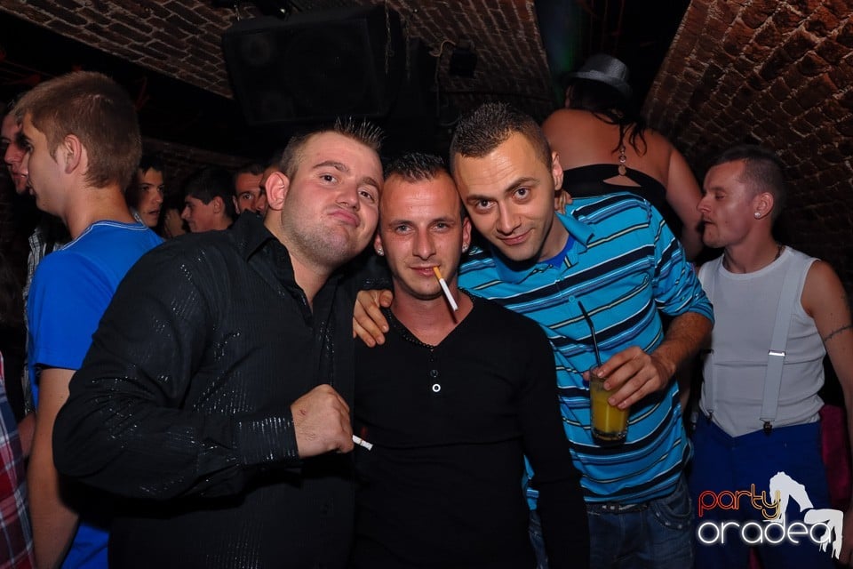 Distracţie în Club Escape, 