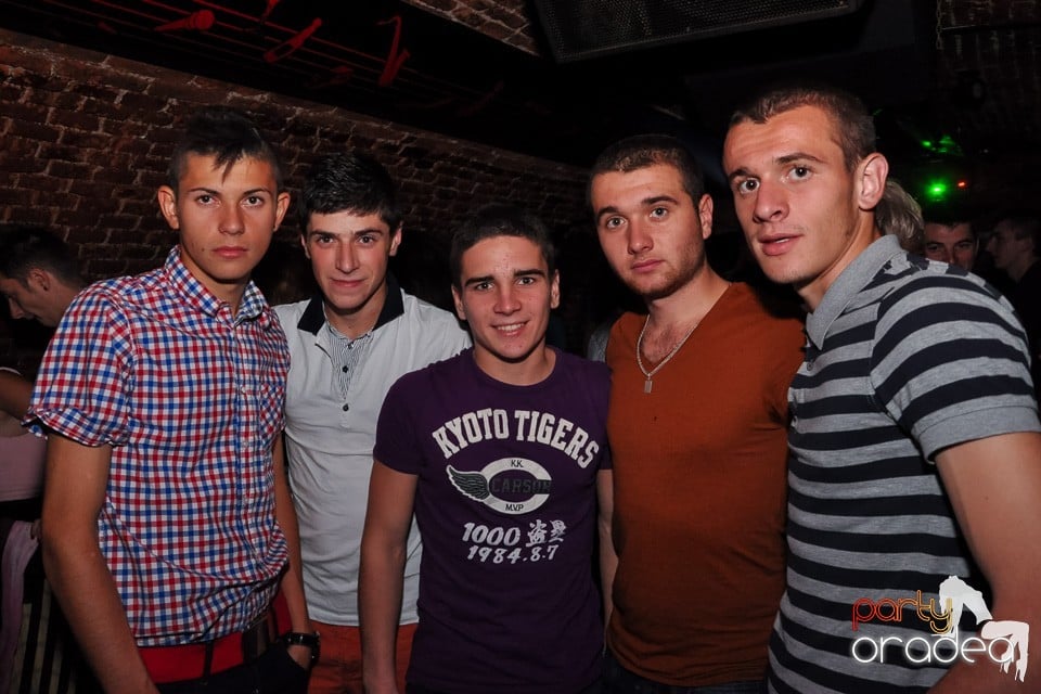 Distracţie în Club Escape, 