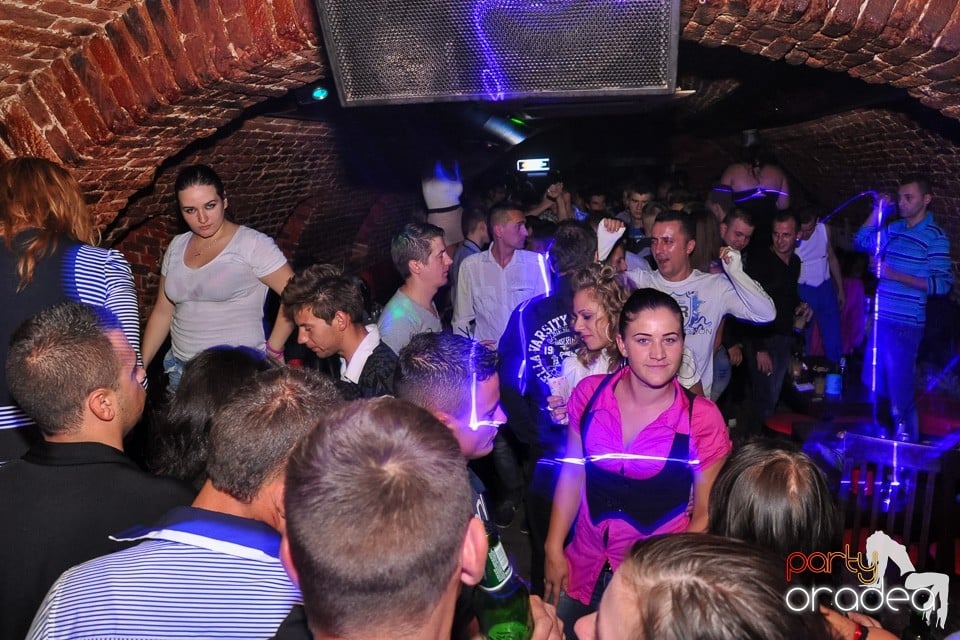 Distracţie în Club Escape, 