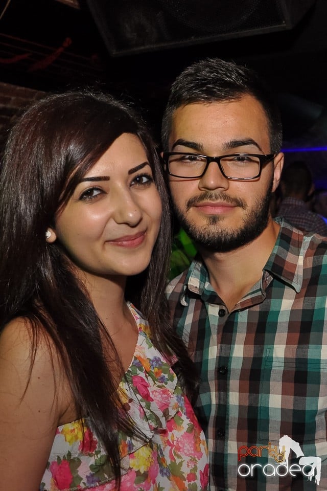 Distracţie în Club Escape, 