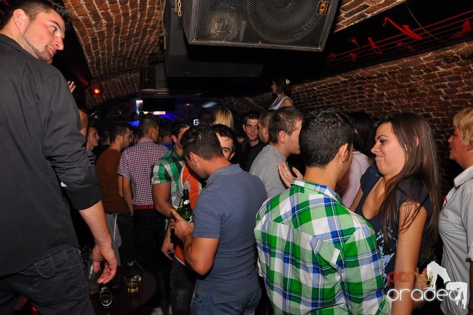 Distracţie în Club Escape, 